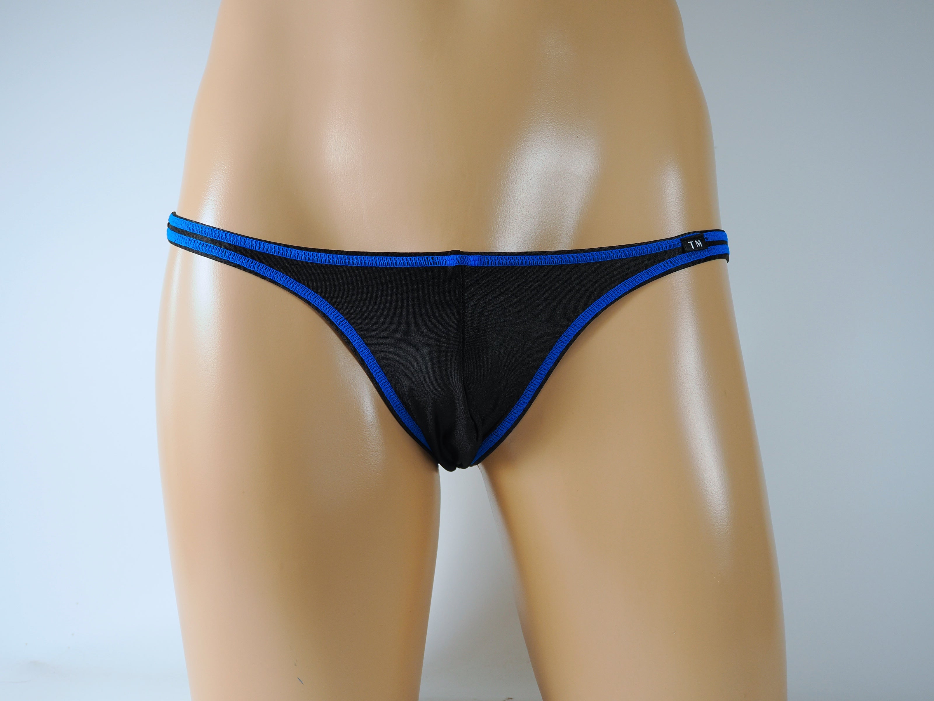 TM　光沢黒Tバック　メンズパンツと　リーボックのコンプレッションシャツ