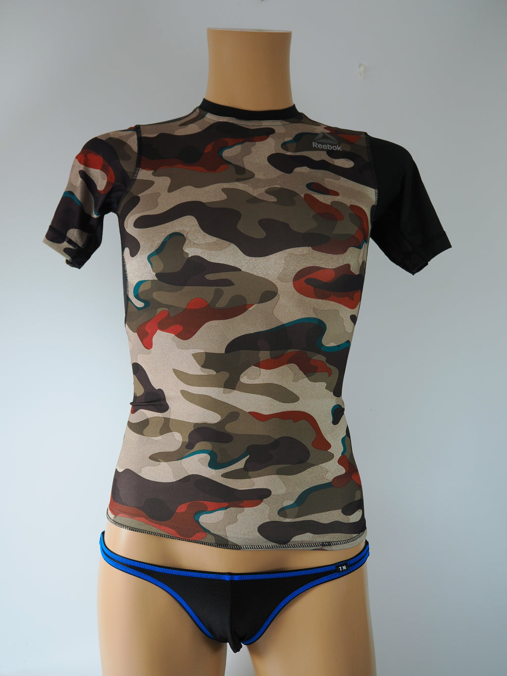 TM　光沢黒Tバック　メンズパンツと　リーボックのコンプレッションシャツ