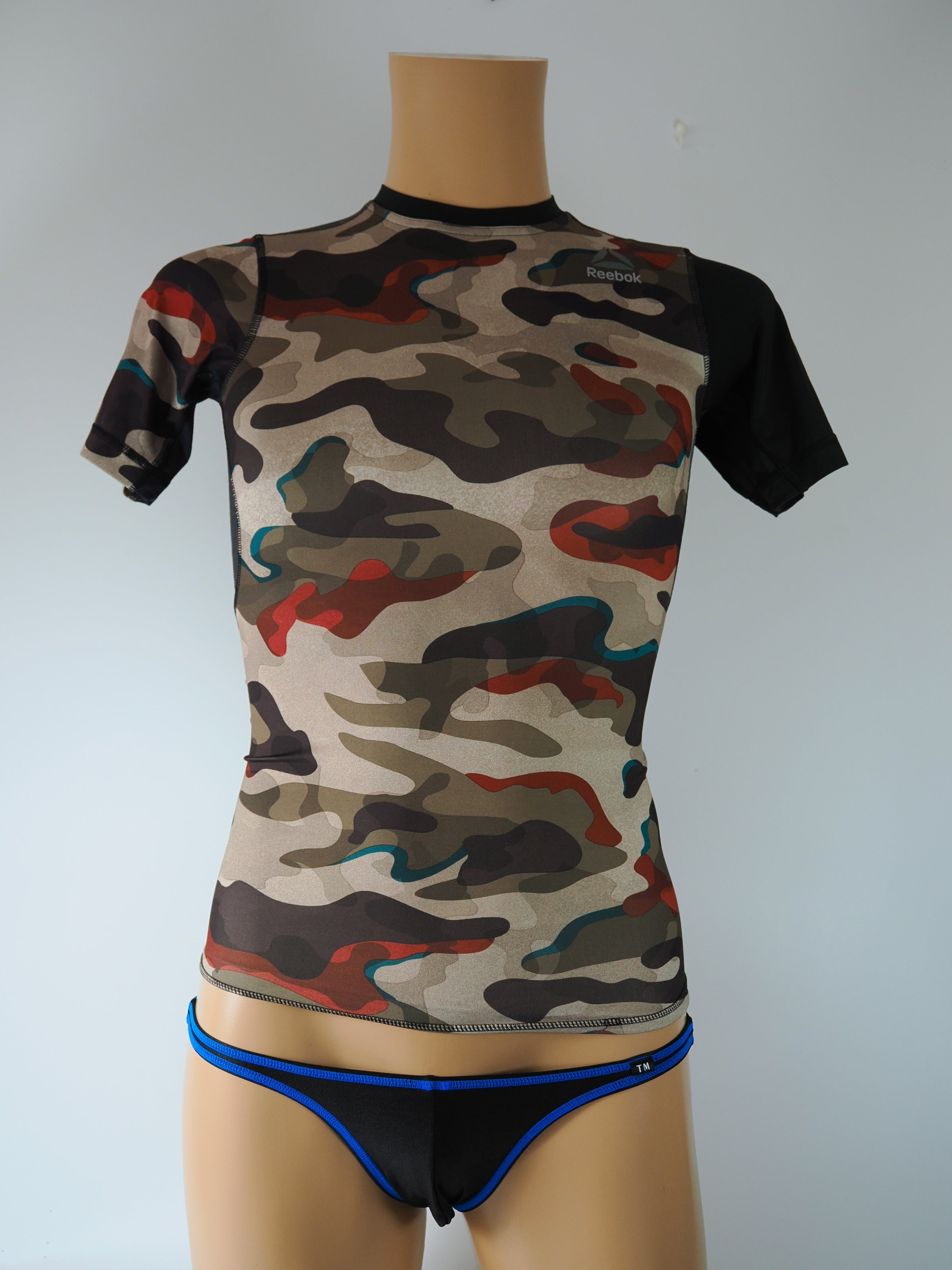 TM　光沢黒Tバック　メンズパンツと　リーボックのコンプレッションシャツ