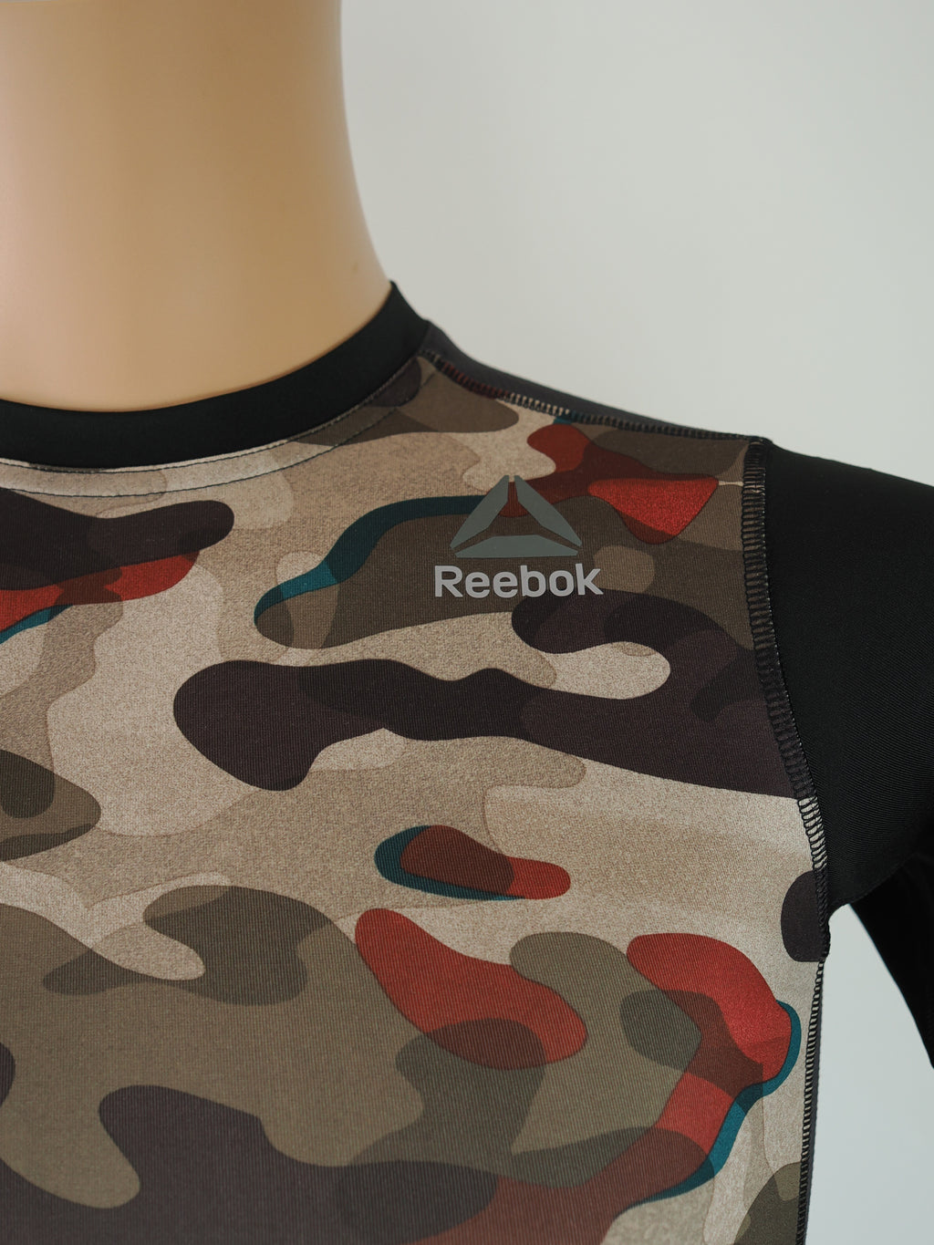 TM　光沢黒Tバック　メンズパンツと　リーボックのコンプレッションシャツ